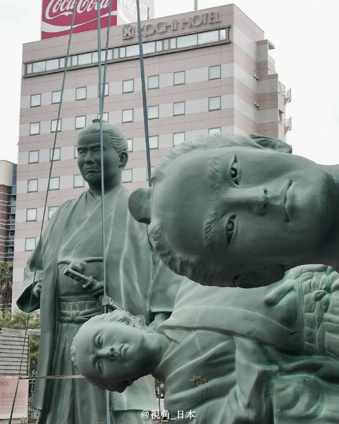 台风接近，雕像们也要提前避难