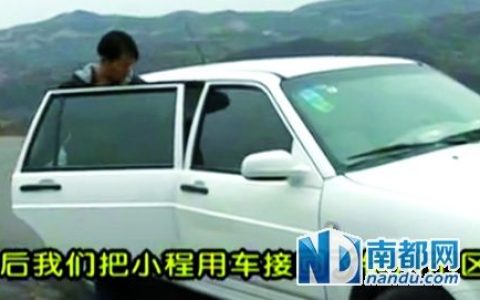 澳大利亚一名华人留学生改装自己的车。因为印的是中文，所以不违法。 ​​​​