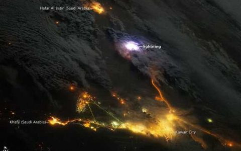 罕见气象奇观——「火山雷暴」