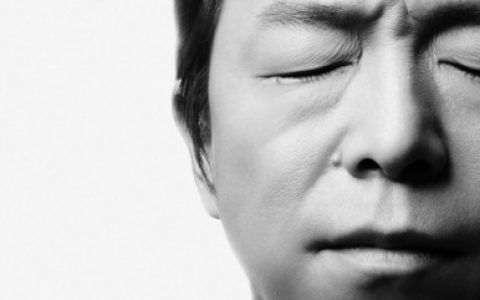 话剧《活着》孟京辉导演，黄渤袁泉主演。