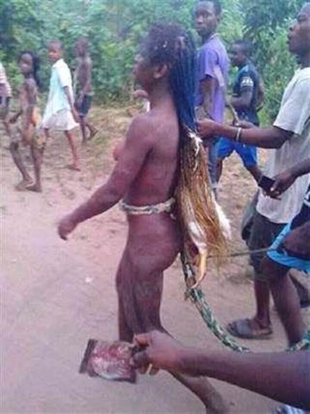 非洲妇女偷鸡被抓 遭裸体羞辱示众