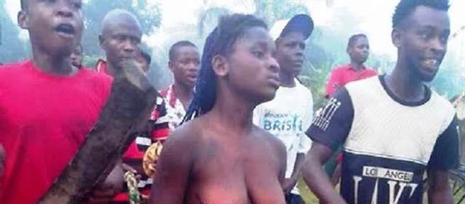 非洲妇女偷鸡被抓 遭裸体羞辱示众