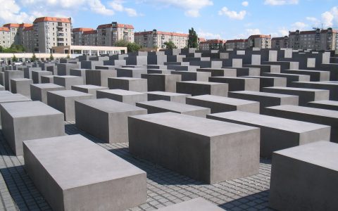爬大屠杀纪念碑「做瑜珈」 犹太人P图讽：你在别人的悲伤上自拍