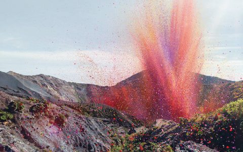  真是美哭！哥斯达黎加一座间歇性火山中倒入了小镇人们用两周收集的800万朵花瓣