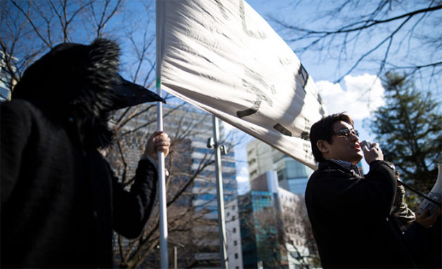 日本"单身汪"大联盟街头抗议，呼吁“粉碎情人节”。