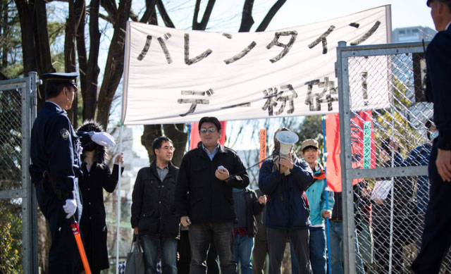 日本"单身汪"大联盟街头抗议，呼吁“粉碎情人节”。