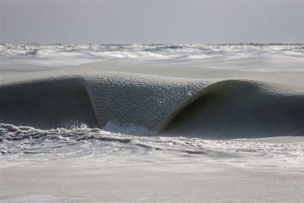 美国81年来最冷冬天：海浪都被冻上了