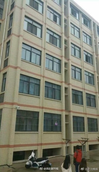 懒癌发作？女大学生用床单从6楼吊外卖。