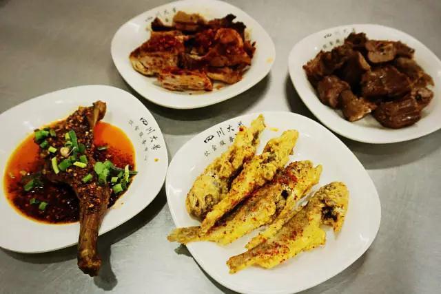 羡慕！川大食堂开卖夜宵，海鲜饭售10元。