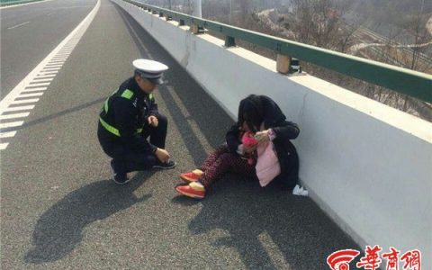 咸阳机场搭出租被"拼坐倒客" 外地抱娃女子徒步高速 西安出租车司机向乘客道歉:对不起没把你送到