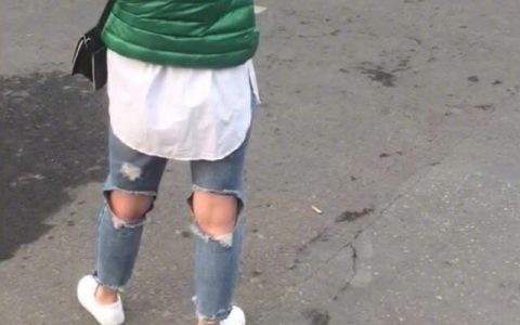 膝盖不能受风 所以选择了把洞放后面？！