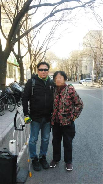 △一个多月前，郭利与母亲在北京合影