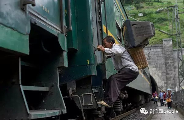 一名酒店电工用20万张照片，告诉你绿皮火车里的人生
