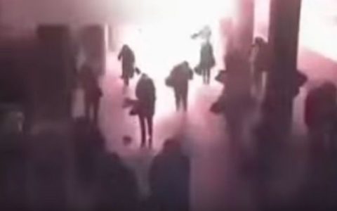 男子用牙咬iphone电池判断真假，结果……