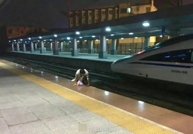 又作死！男子走错站台后横穿铁轨。