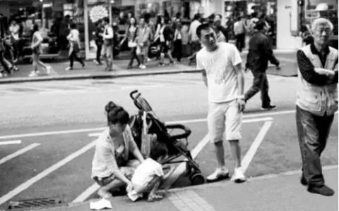 家长带着孩子“勇敢”横穿公路 下一秒悲剧发生