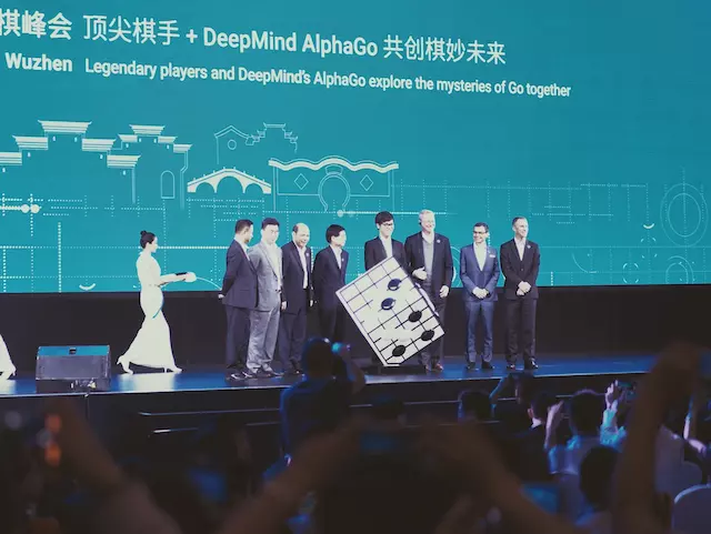 1:0，AlphaGo 打败柯洁，用的处理器只有上次的 1/10