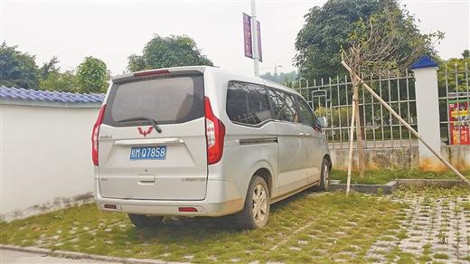 男童被遗忘在校车内死亡 临死前或用头撞车窗