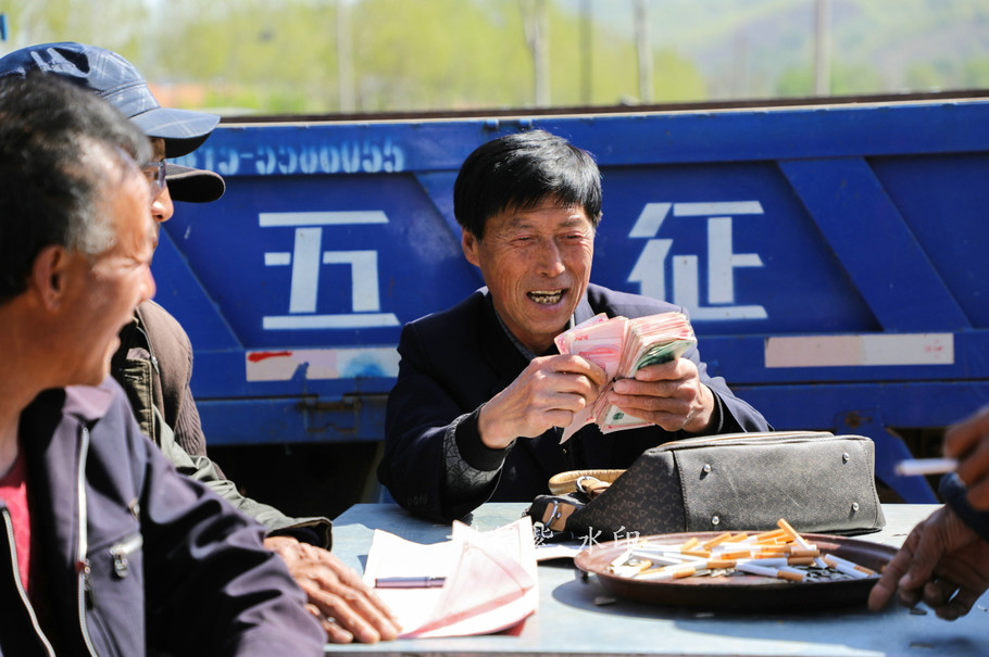 边境山村盖房上梁如过盛大节日 全村同贺院子里公路边都是人 - 棋簿紫 - 棋簿紫