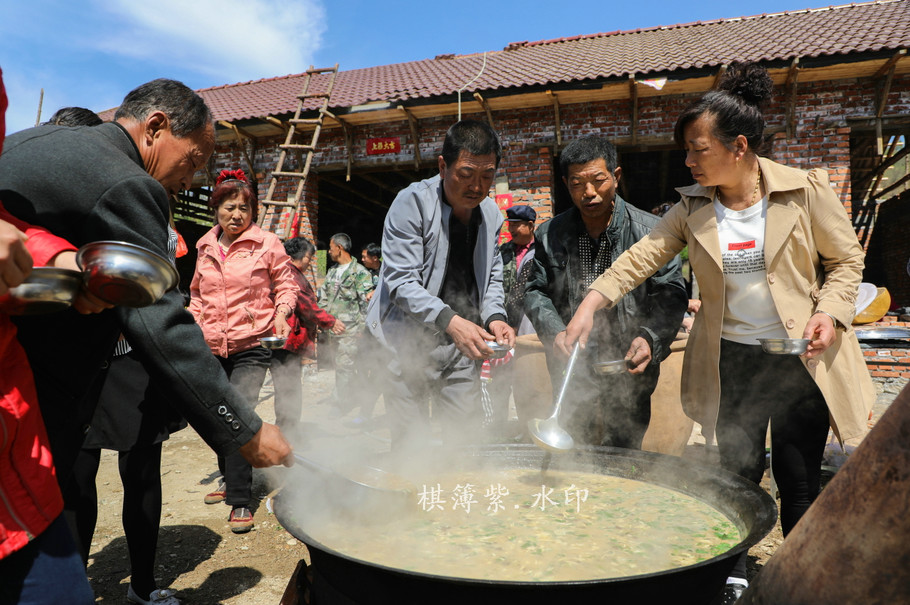 边境山村盖房上梁如过盛大节日 全村同贺院子里公路边都是人 - 棋簿紫 - 棋簿紫