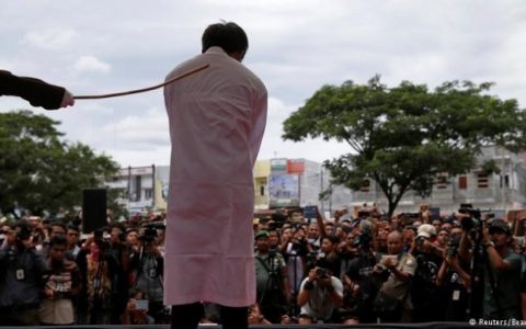 印尼首次对同性恋伴侣实施公开鞭刑