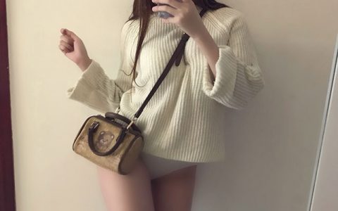 因为衣服太紧 不得已把下面剪开了