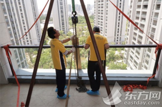 王思聪同款100寸彩电悬吊入户用时6小时花费2万多元。