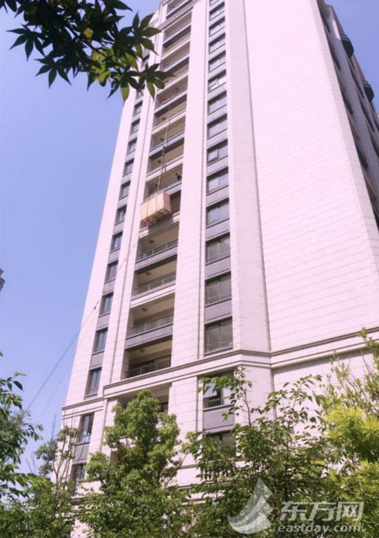 王思聪同款100寸彩电悬吊入户用时6小时花费2万多元。