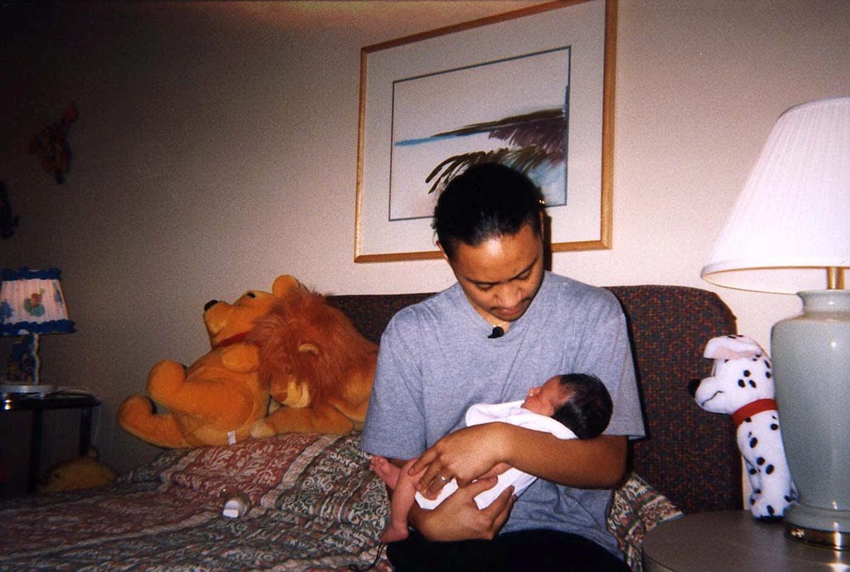 vili-fualaau-holds-newborn-daughter