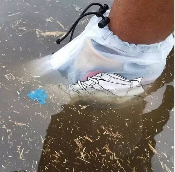 暴雨中的贫富差距！万元球鞋专用「防水鞋套」，不怕挡住牌子
