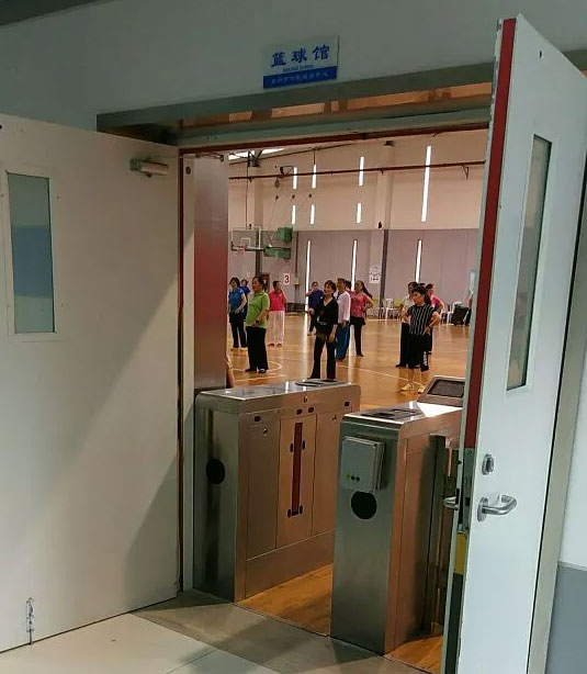 苏州球馆已沦陷…大妈花钱包篮球场，6片半场2400两个小时，服气！