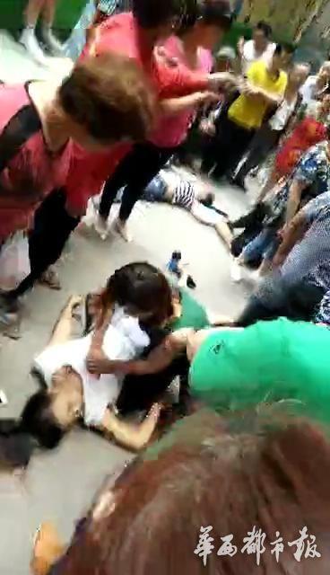 高中女生与母亲发生争执后跳楼，砸死过路行人。