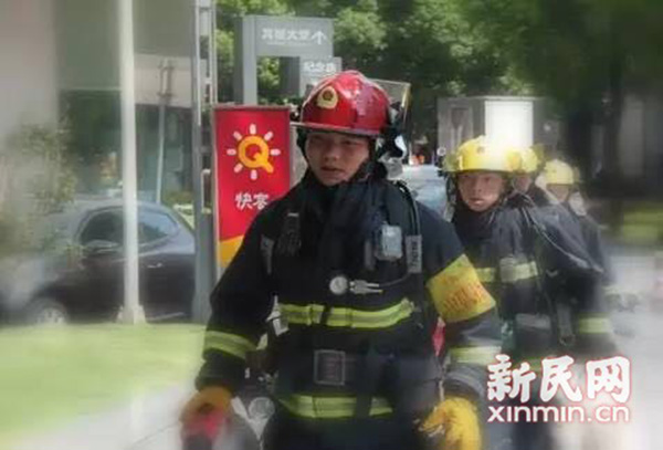 上海外白渡桥一男子跳桥轻生，90后消防员奋力接住被砸重伤。