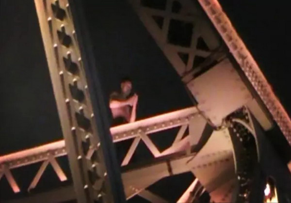 上海外白渡桥一男子跳桥轻生，90后消防员奋力接住被砸重伤。