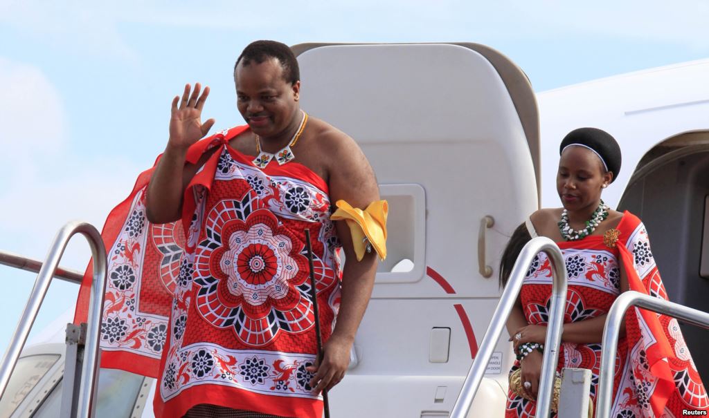 King-of-Swaziland-Mswati-III-left-and-one-of-his-13-wives-disembark-from-a-plane-after-arriving-at-Katunayake-International-airport-in-Colombo-Sri-Lanka-August-13-2012.-Photo-Reuters