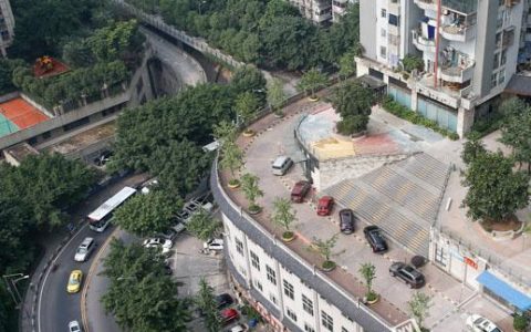 “屋顶上是马路” 重庆一建筑爆红