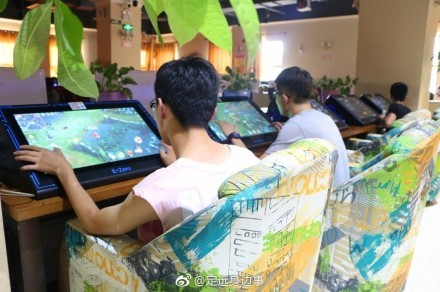 《王者荣耀》网吧曝光：每小时6元、超大屏幕双手控制。