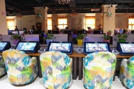 《王者荣耀》网吧曝光：每小时6元、超大屏幕双手控制。