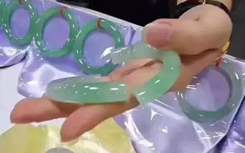 女子试戴30万玉镯摔断续：商家称当事人已失联。