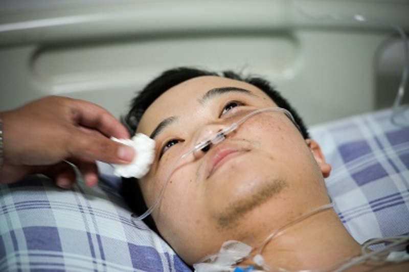 重庆29岁青年火车轮下救老人 一条腿换一条命，他说值