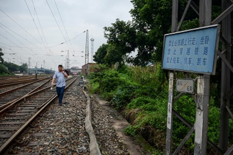 重庆29岁青年火车轮下救老人 一条腿换一条命，他说值