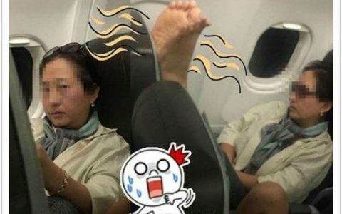女子机舱内被韩国大妈拍醒：你换个座我晾脚。