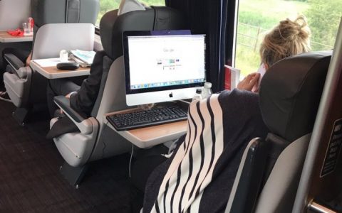 英国乘客在火车上使用iMac，显示其令人惊讶的便携性