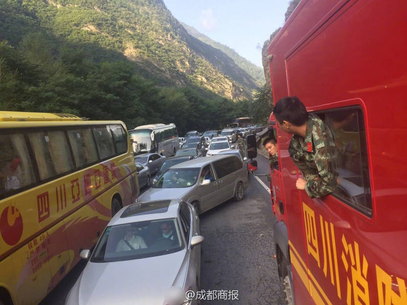 地震现场司机插队大量游客涌出，救援车辆堵路上。