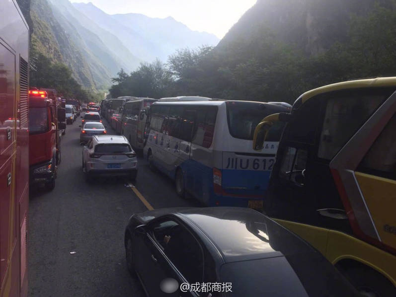 地震现场司机插队大量游客涌出，救援车辆堵路上。