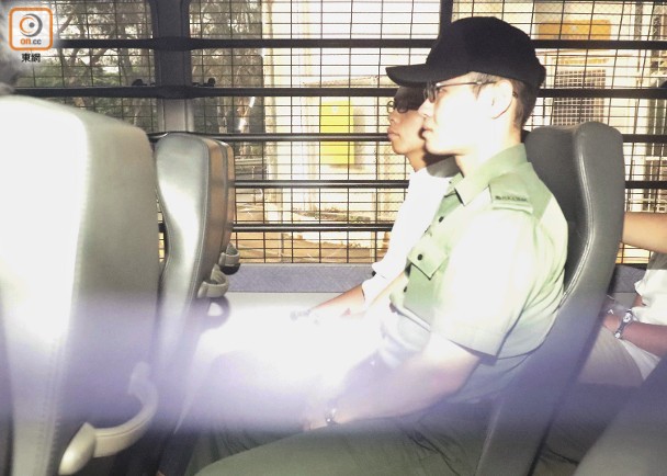 黄之锋入狱后今首次现身，坐囚车剃头照片曝光。