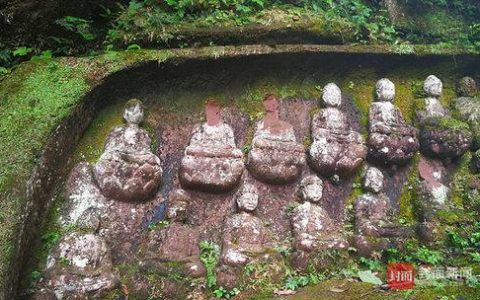 四川夹江庞坡洞一面山崖上，10颗明代摩崖造像佛头不翼而飞，佛像脖子处留着新鲜裂口。