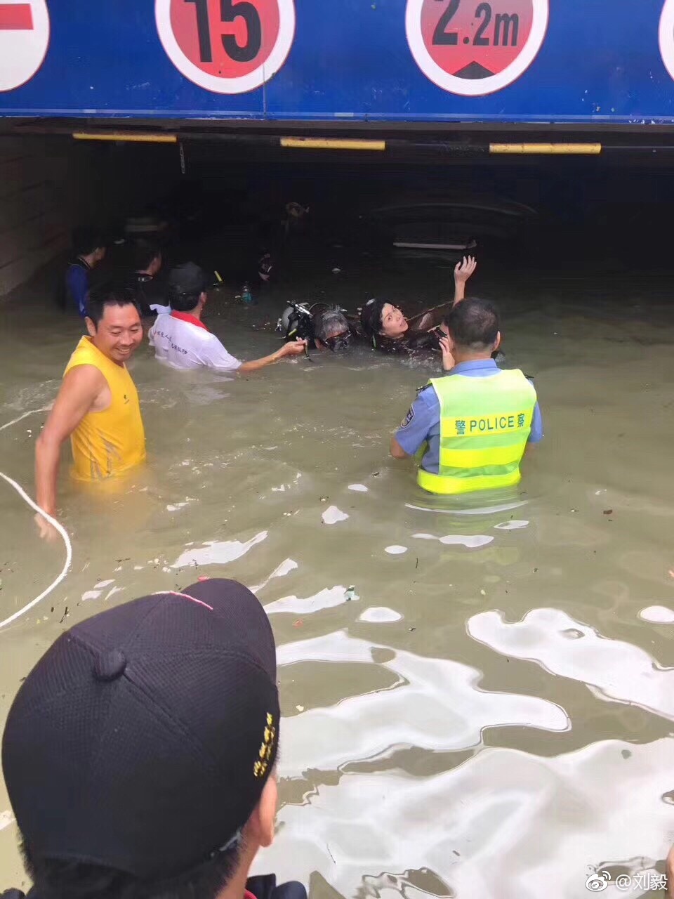 一次出色的民间援救！珠海，一小区停车场被淹，群里面的潜水员自发组织救援，在水下能见度为零的情况下救出被困人员~