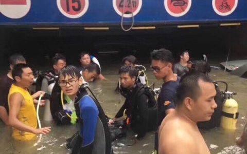 一次出色的民间援救！珠海，一小区停车场被淹，群里面的潜水员自发组织救援，在水下能见度为零的情况下救出被困人员~