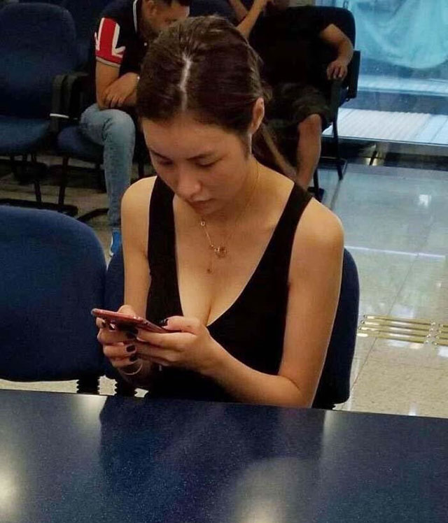 香港警察偷拍报案性感美女，引舆论哗然。